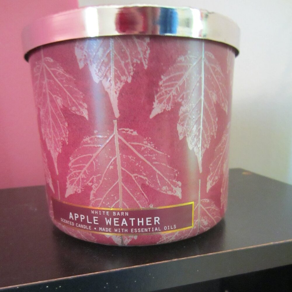 NWT/Bath & Body Works White Barn Candle ~ Apple Weather Scent ~ BRAND NEW!
